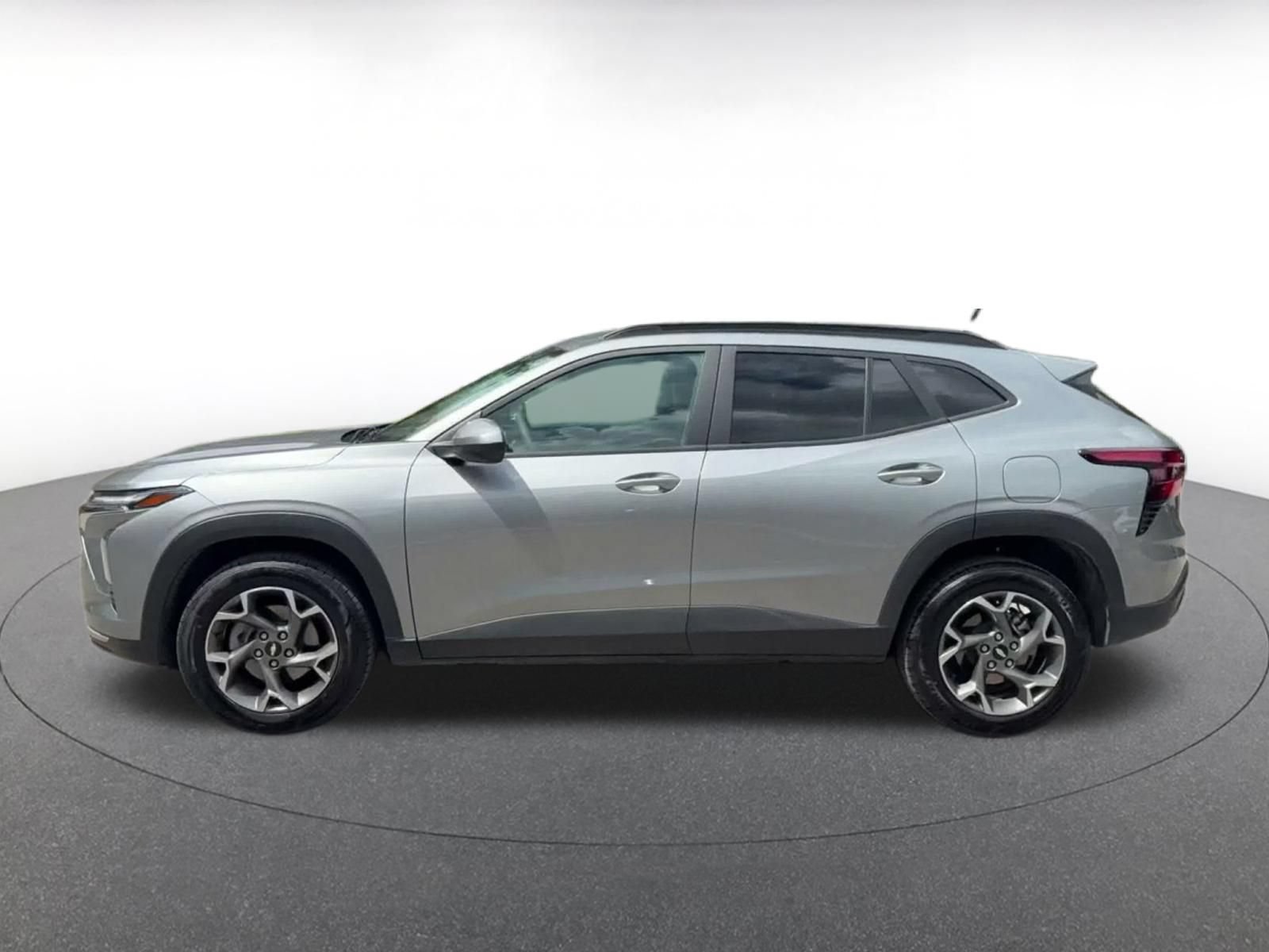 Used 2025 Chevrolet Trax LT FWD image 8