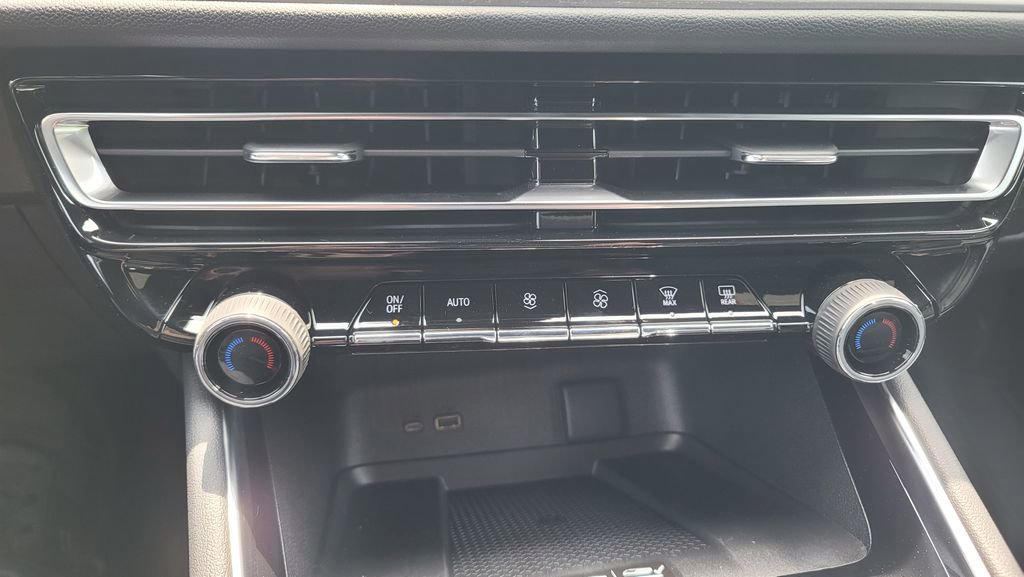 New 2025 Chevrolet Traverse LT w/ Driver Confidence Package image 22