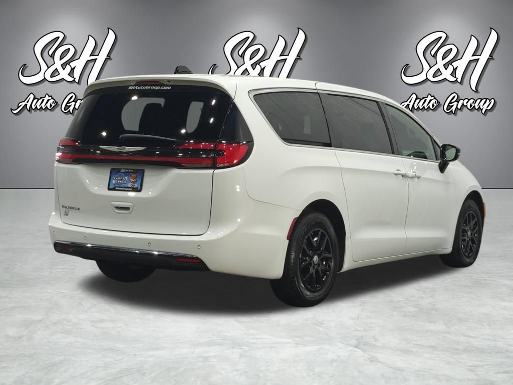 Used 2025 Chrysler Pacifica Select image 19