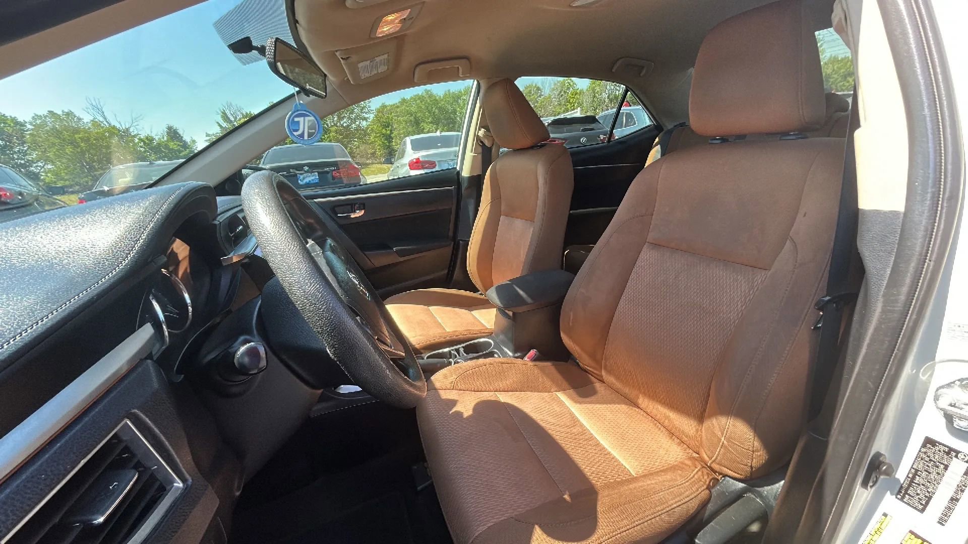 Used 2016 Toyota Corolla LE FWD image 2