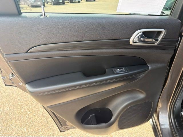 Used 2019 Jeep Grand Cherokee Altitude AWD/4WD image 14