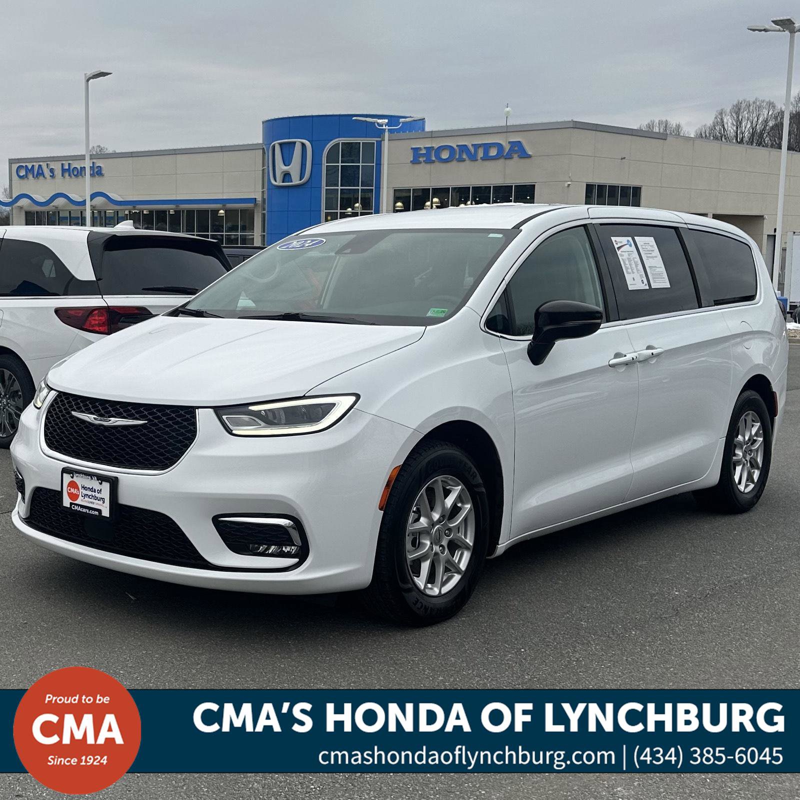 Used 2024 Chrysler Pacifica Touring-L image 1