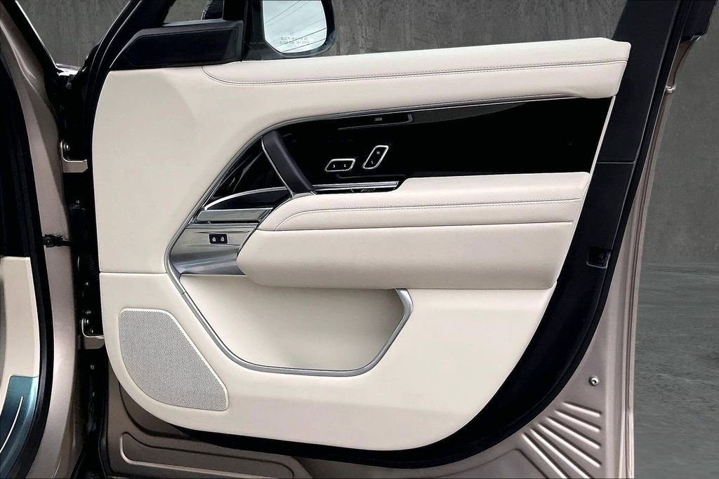 Used 2025 Land Rover Range Rover SE image 28