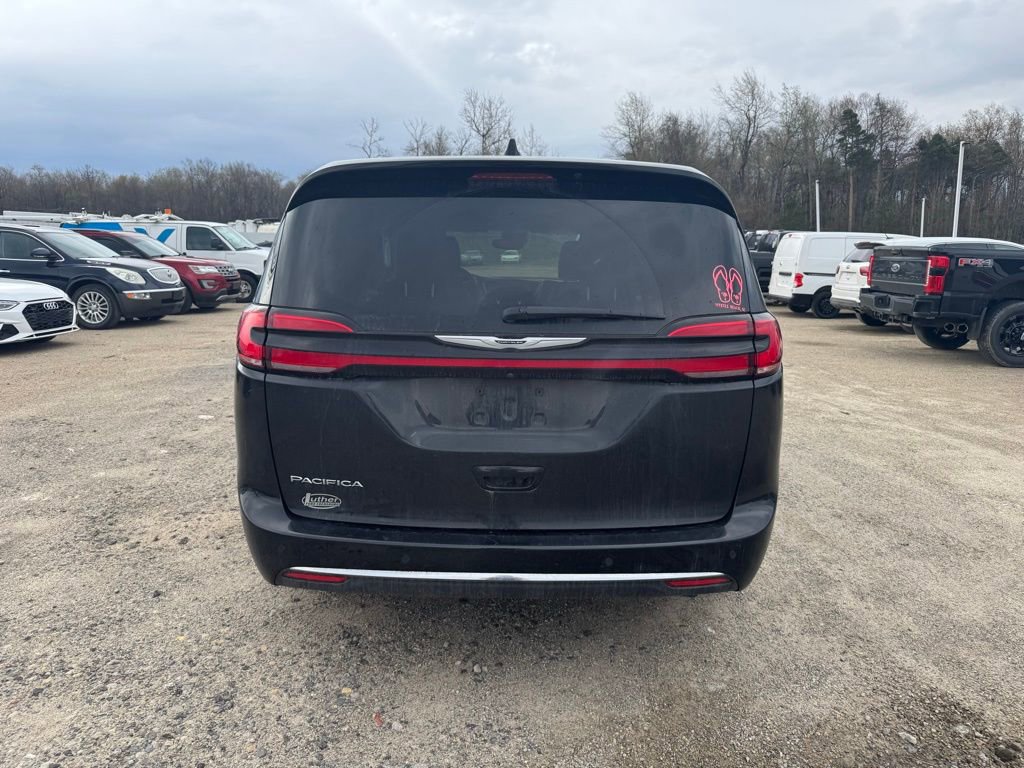 Used 2023 Chrysler Pacifica Touring-L image 4