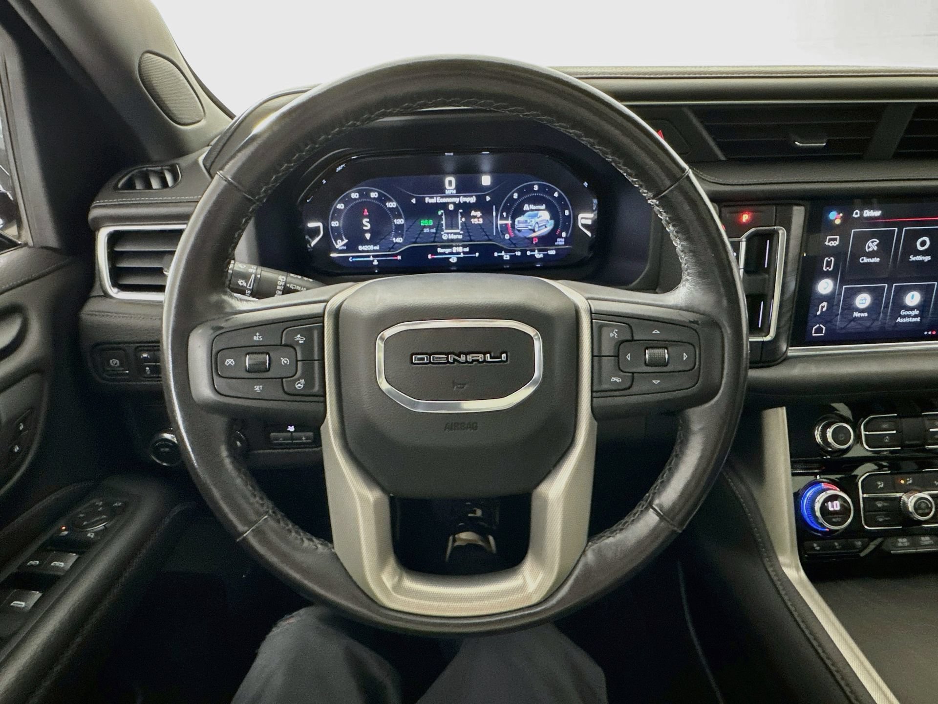Used 2022 GMC Yukon Denali w/ Denali Premium Package RWD image 12