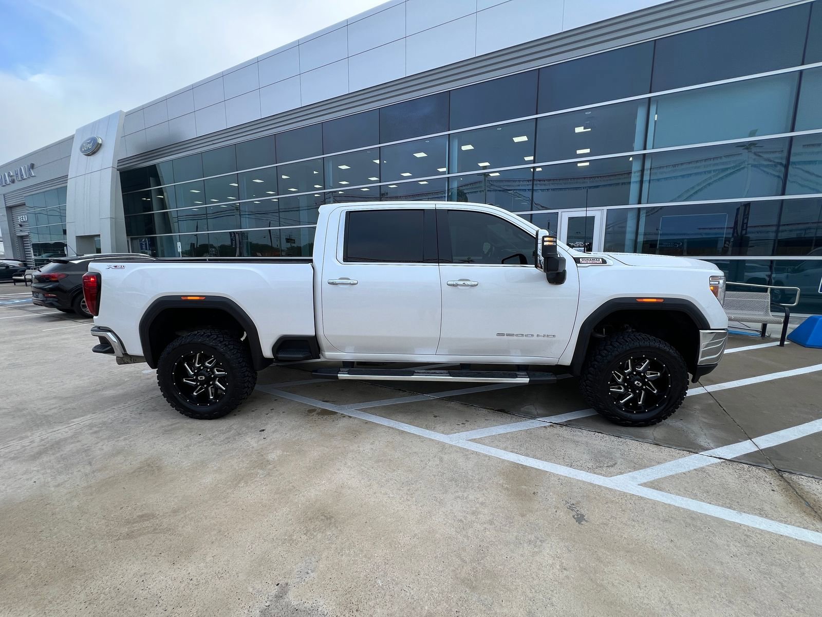 Used 2023 GMC Sierra 2500 SLT w/ SLT Premium Package AWD/4WD image 2