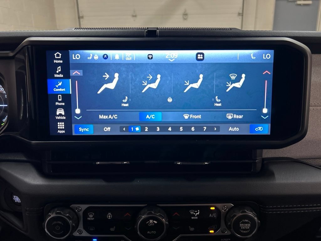 Used 2025 Jeep Wrangler Unlimited Sahara AWD/4WD image 25