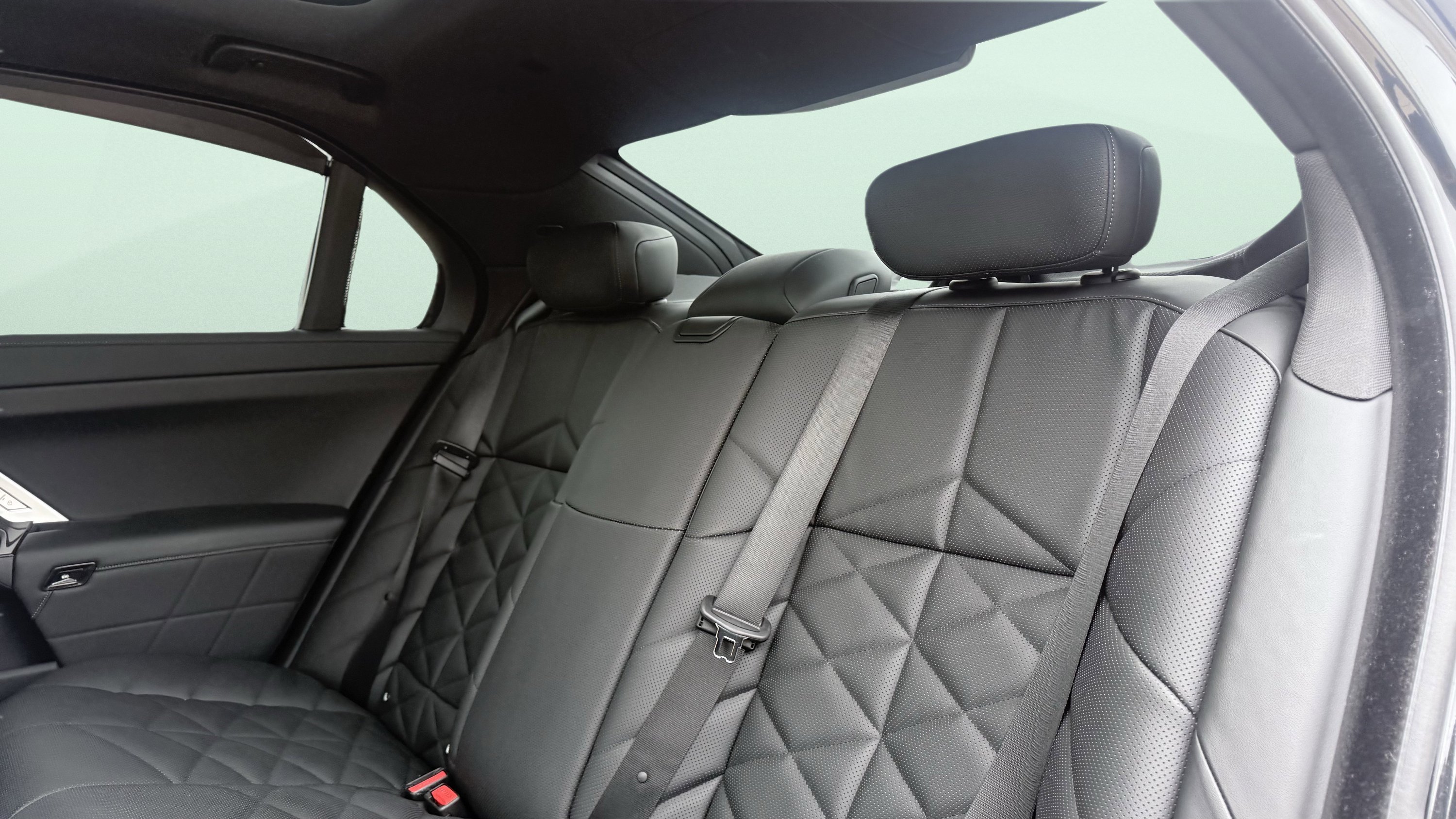 Used 2025 BMW 740i xDrive w/ Premium Package AWD/4WD image 38