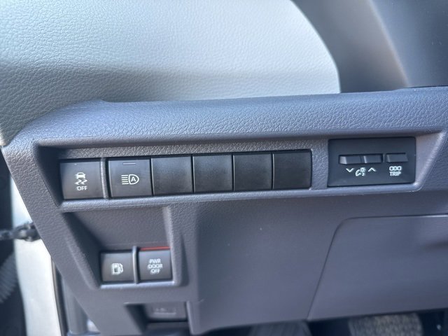 Used 2023 Toyota Sienna Limited image 17