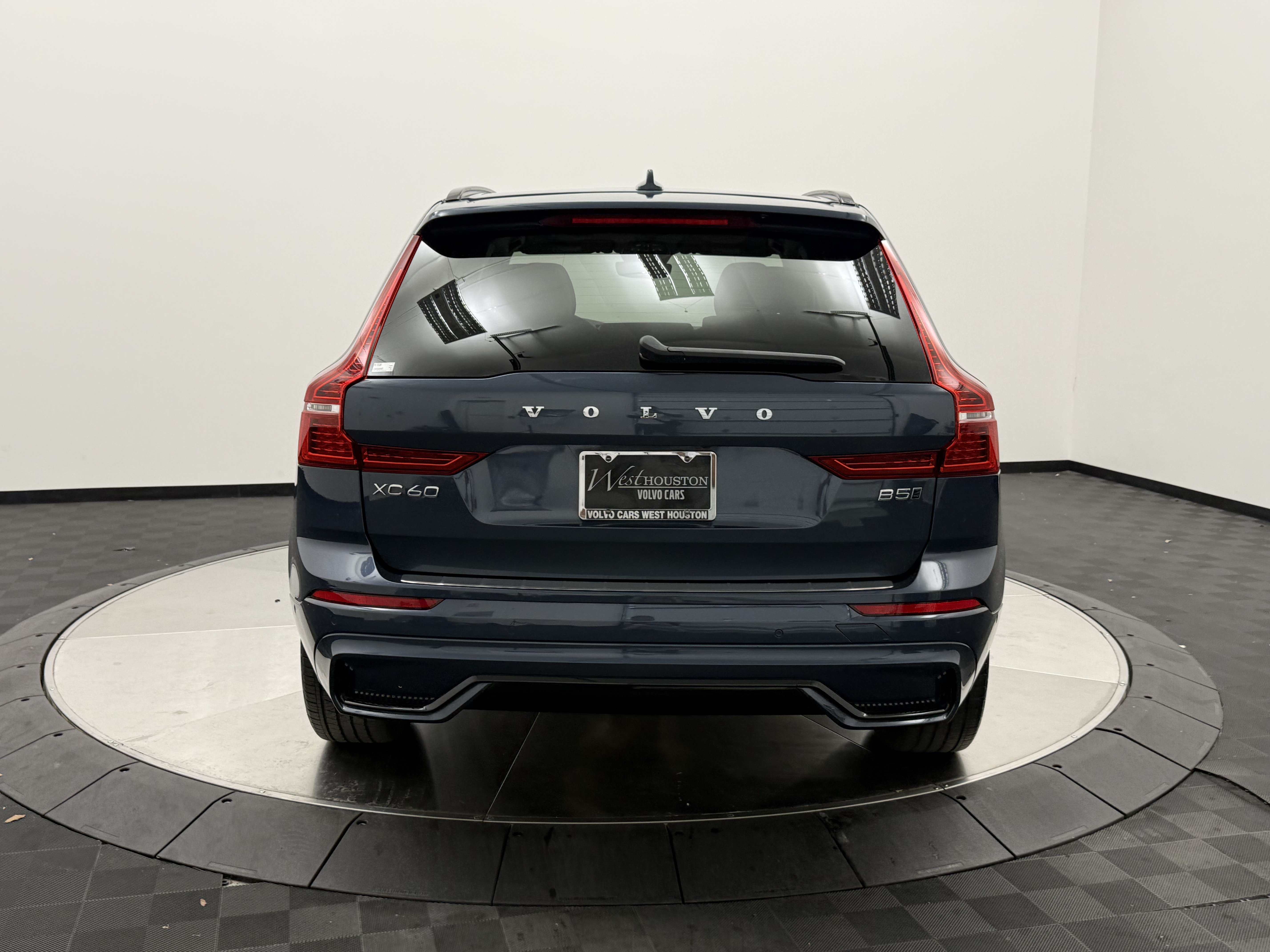 Certified 2024 Volvo XC60 B5 Plus w/ Protection Package Premier AWD/4WD image 5