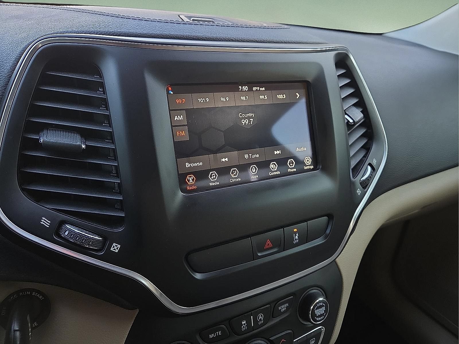 Used 2021 Jeep Cherokee Latitude w/ Mopar Interior Package FWD image 16