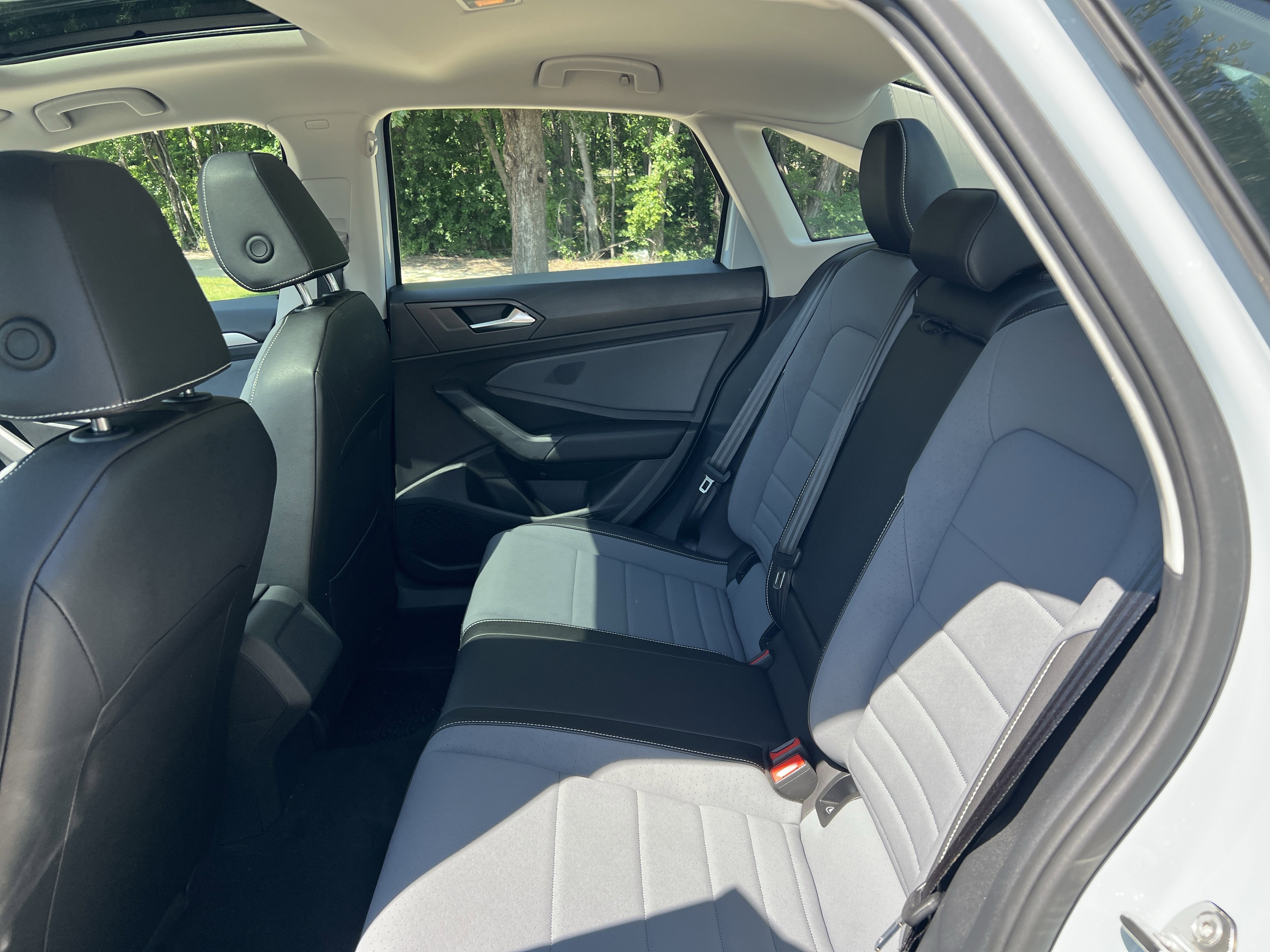 Used 2025 Volkswagen Jetta SE w/ Sunroof Package FWD image 29