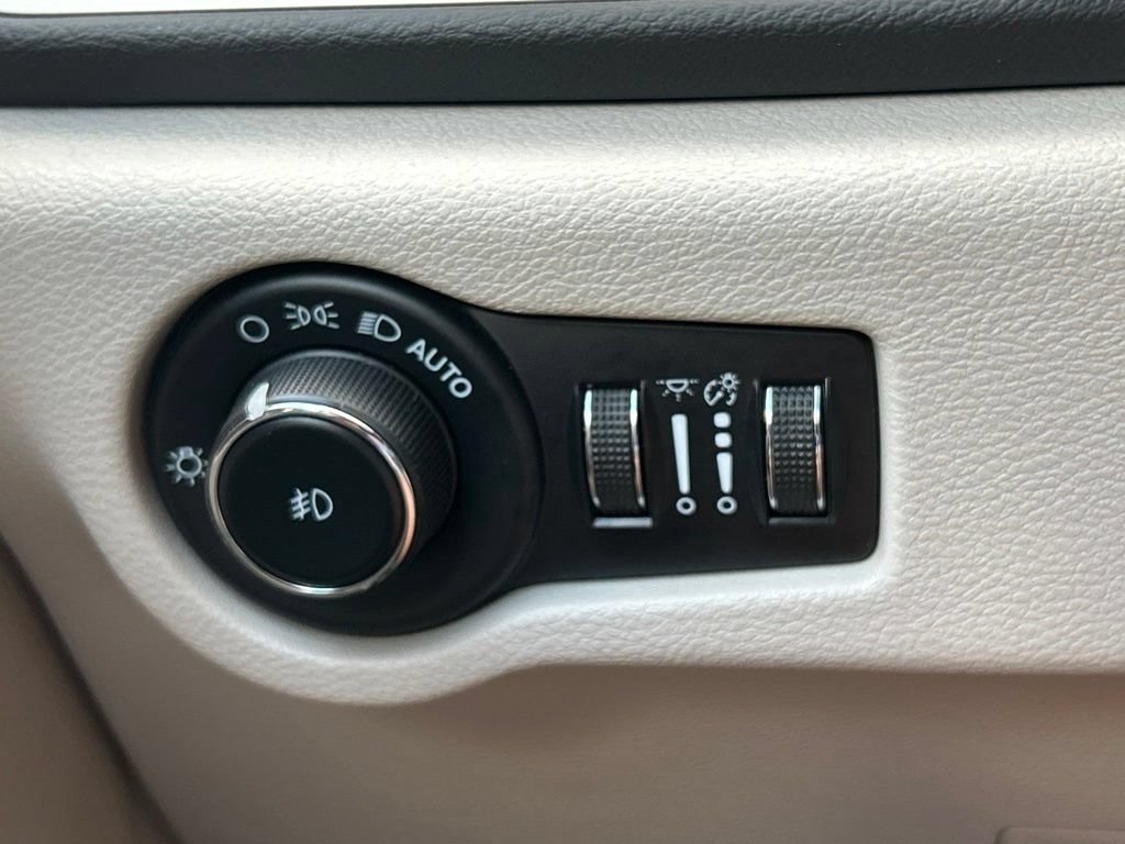 Used 2023 Chrysler Pacifica Touring-L FWD image 29