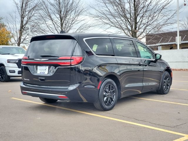 Used 2024 Chrysler Pacifica Touring-L FWD image 2