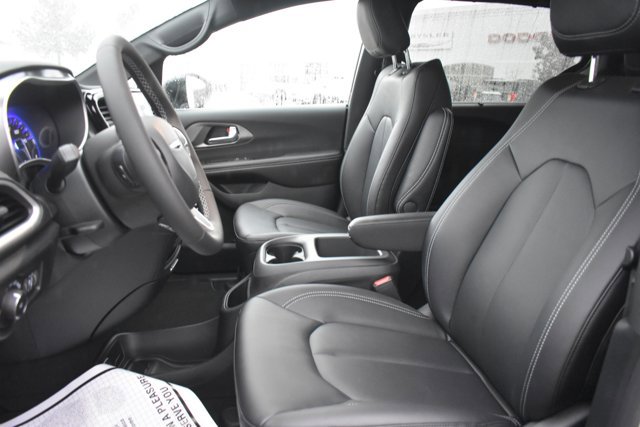 New 2026 Chrysler Pacifica Select image 14