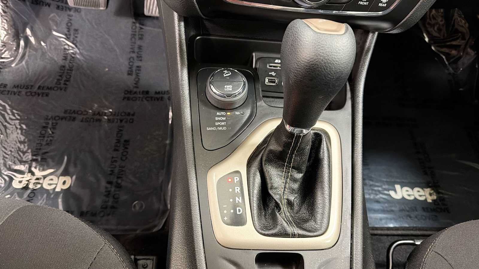 Used 2017 Jeep Cherokee Latitude AWD/4WD image 22