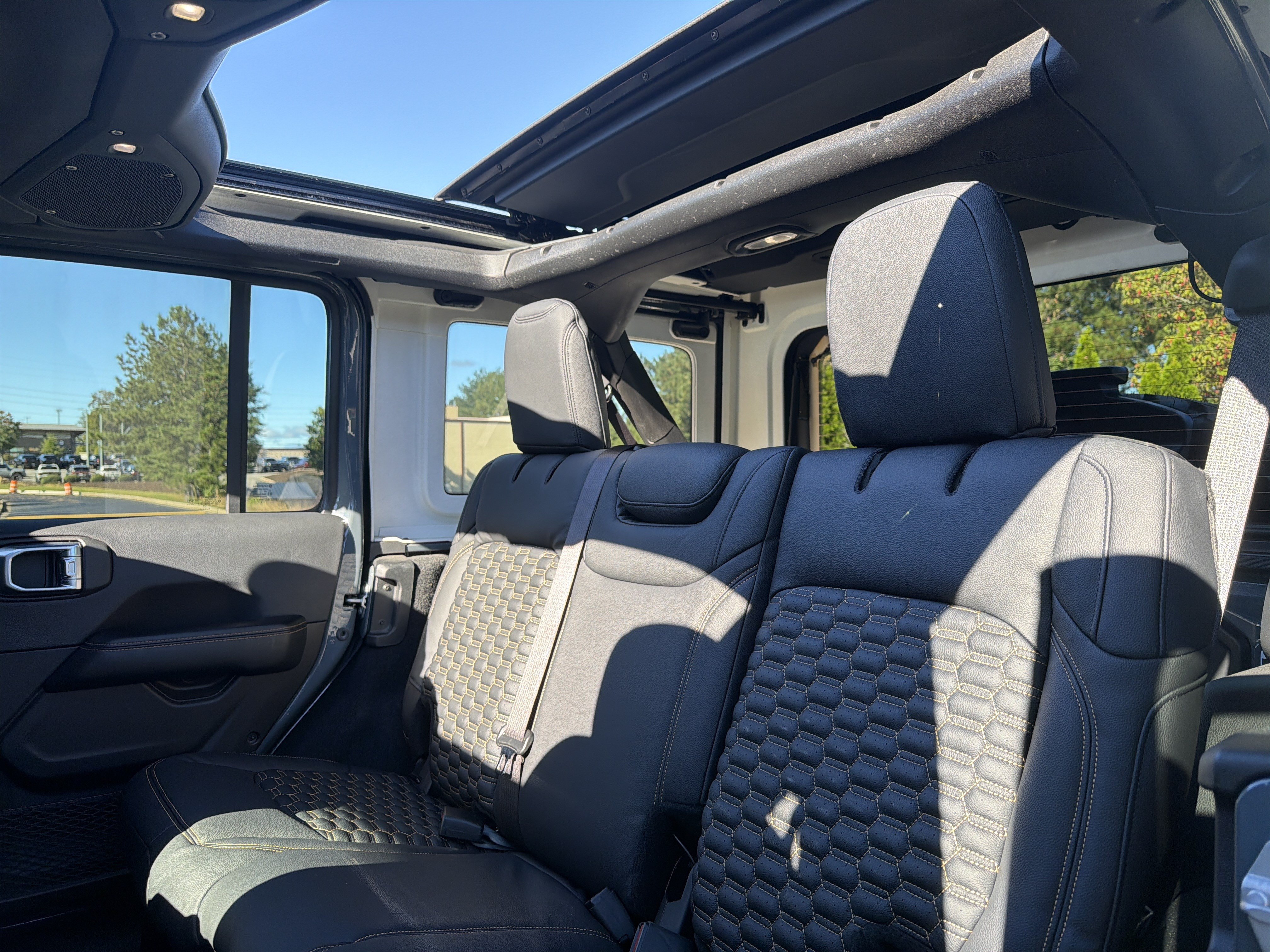 Used 2024 Jeep Wrangler Unlimited Sahara AWD/4WD image 9