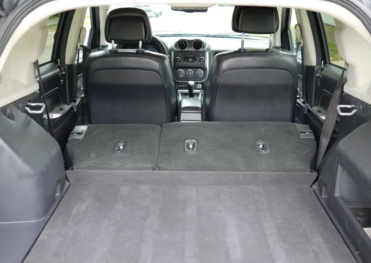 Used 2016 Jeep Compass Latitude FWD image 14