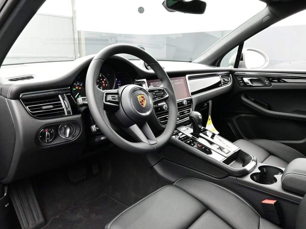 Certified 2026 Porsche Macan AWD/4WD image 4