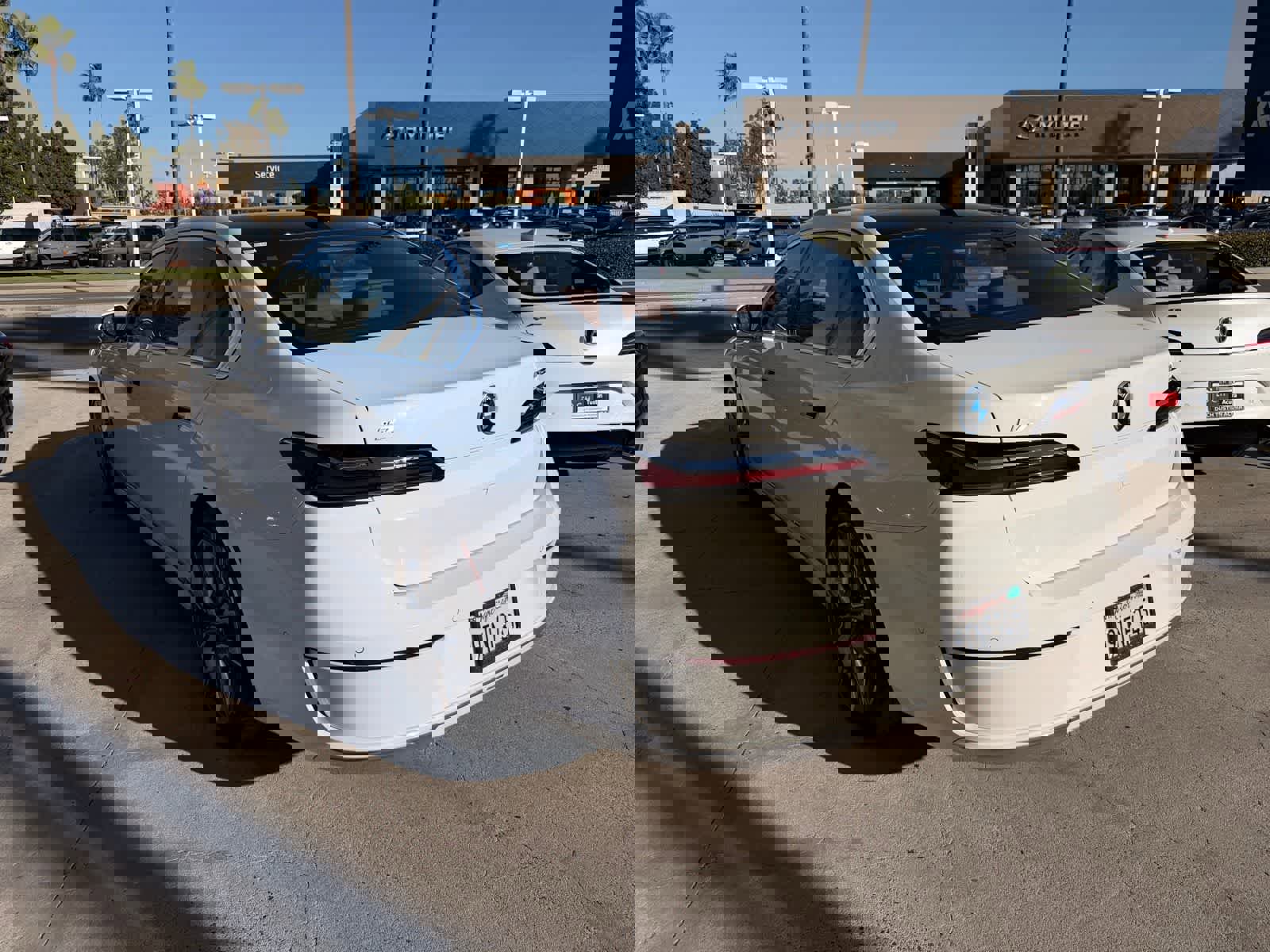 Used 2025 BMW i7 eDrive50 w/ Premium Package image 3