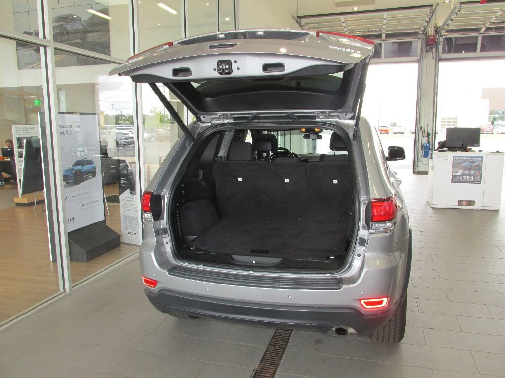 Used 2021 Jeep Grand Cherokee Laredo w/ Security & Convenience Group image 30