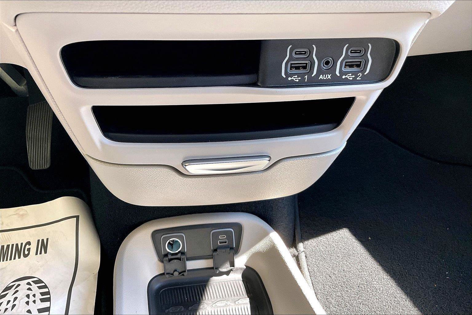 Used 2021 Chrysler Pacifica Touring w/ Cold Weather Group FWD image 32