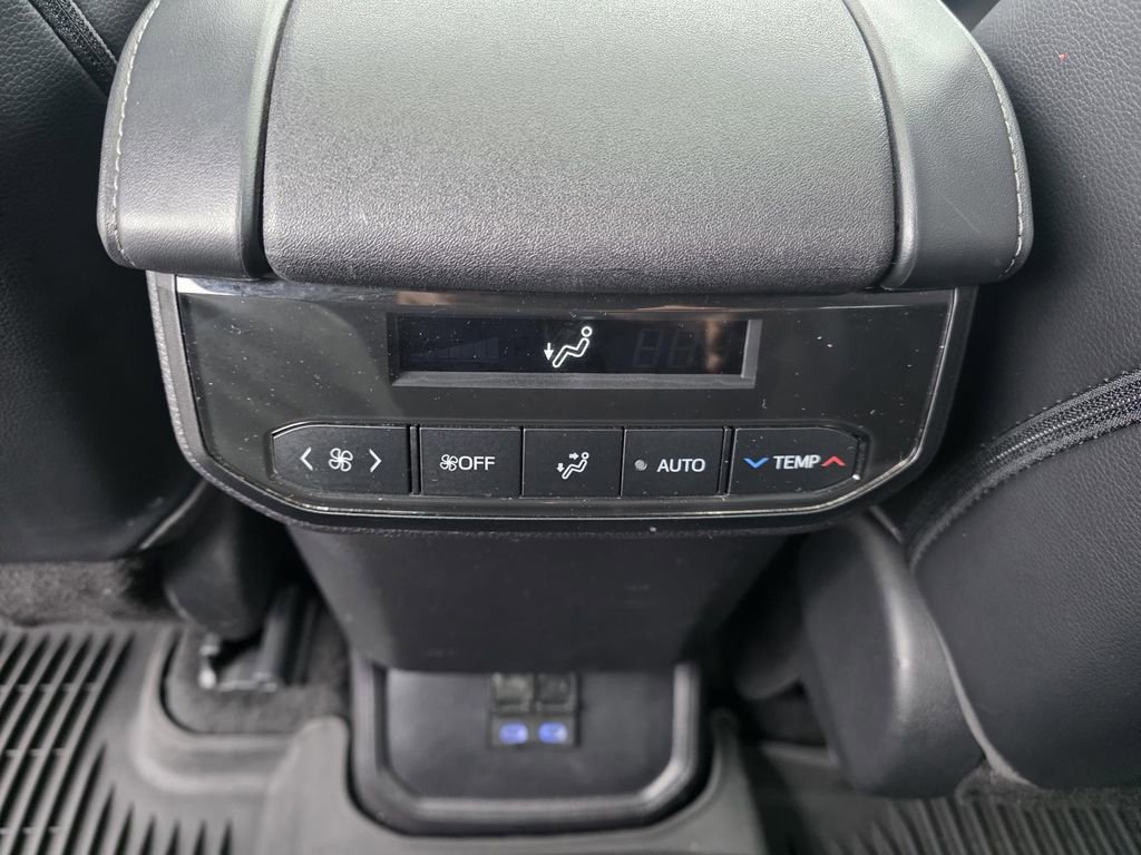 Used 2022 Toyota Highlander XLE image 29
