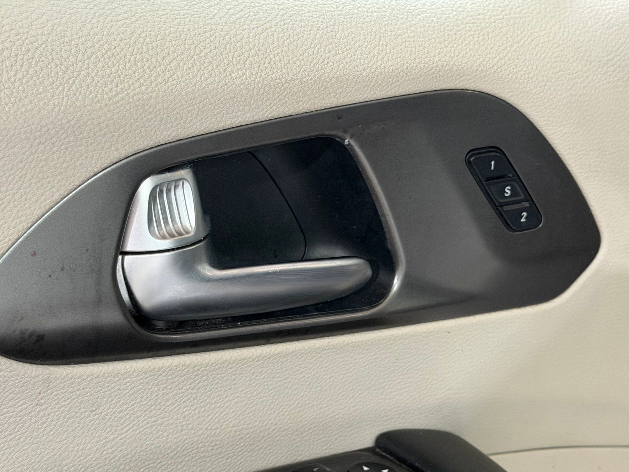 Used 2020 Chrysler Pacifica Touring-L FWD image 23