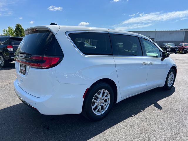 Used 2025 Chrysler Pacifica Select FWD image 8