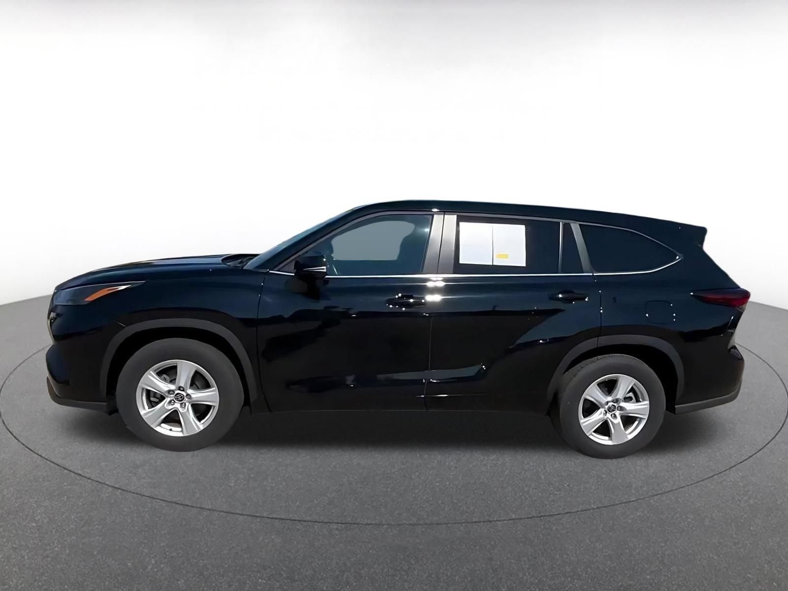 Used 2025 Toyota Highlander LE FWD image 7