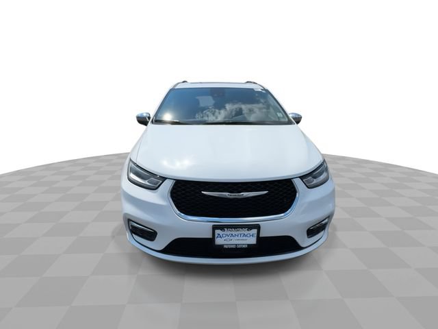 Used 2023 Chrysler Pacifica Limited FWD image 3
