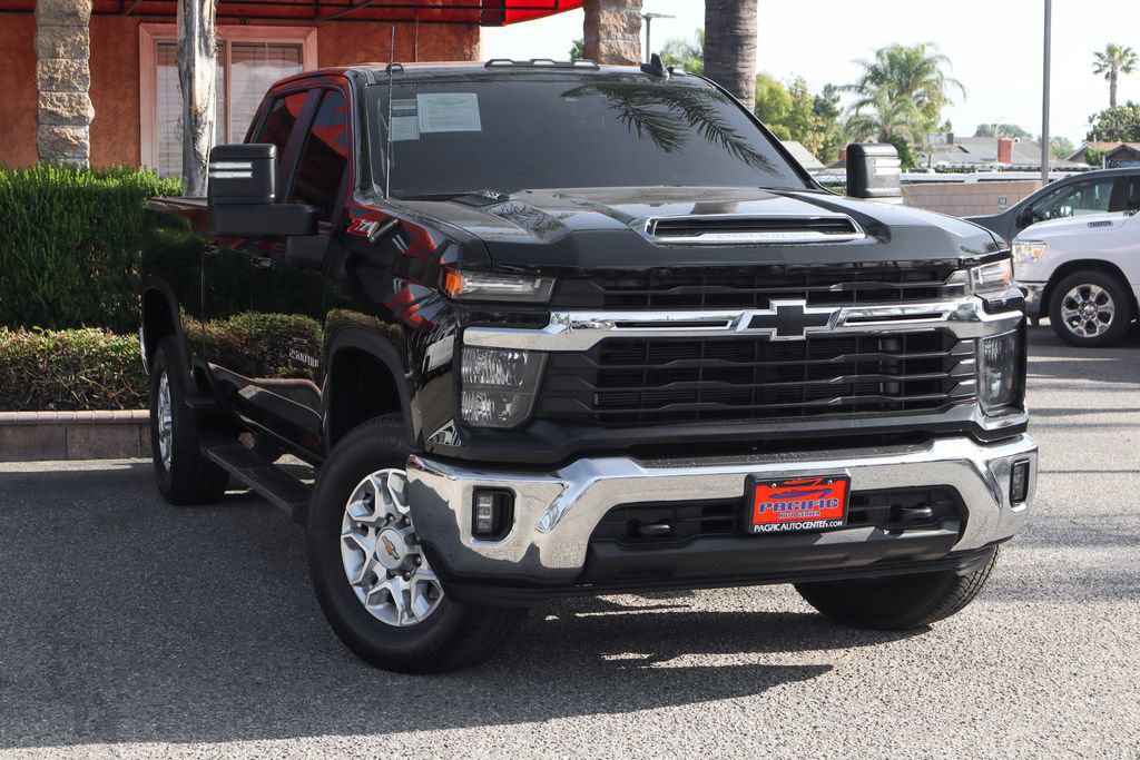 Used 2024 Chevrolet Silverado 2500 LT w/ Convenience Package AWD/4WD image 2