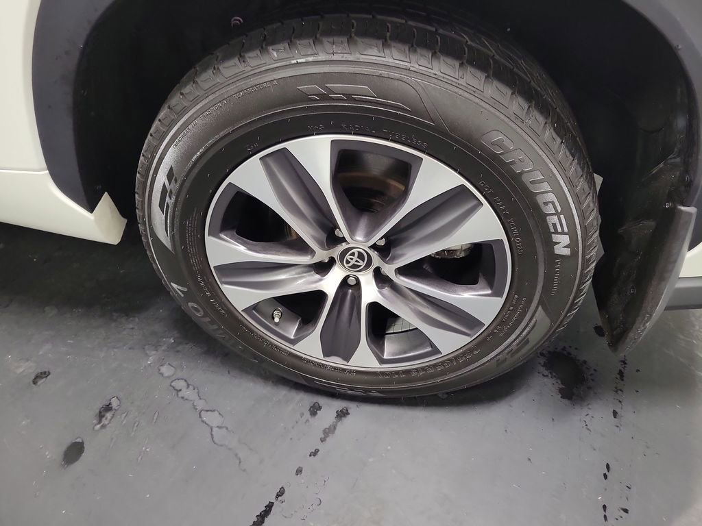 Used 2021 Toyota Highlander XLE image 10