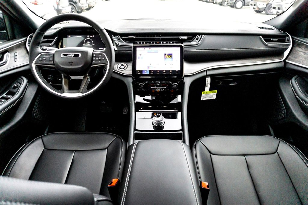 New 2025 Jeep Grand Cherokee Limited w/ Black Appearance Package image 20