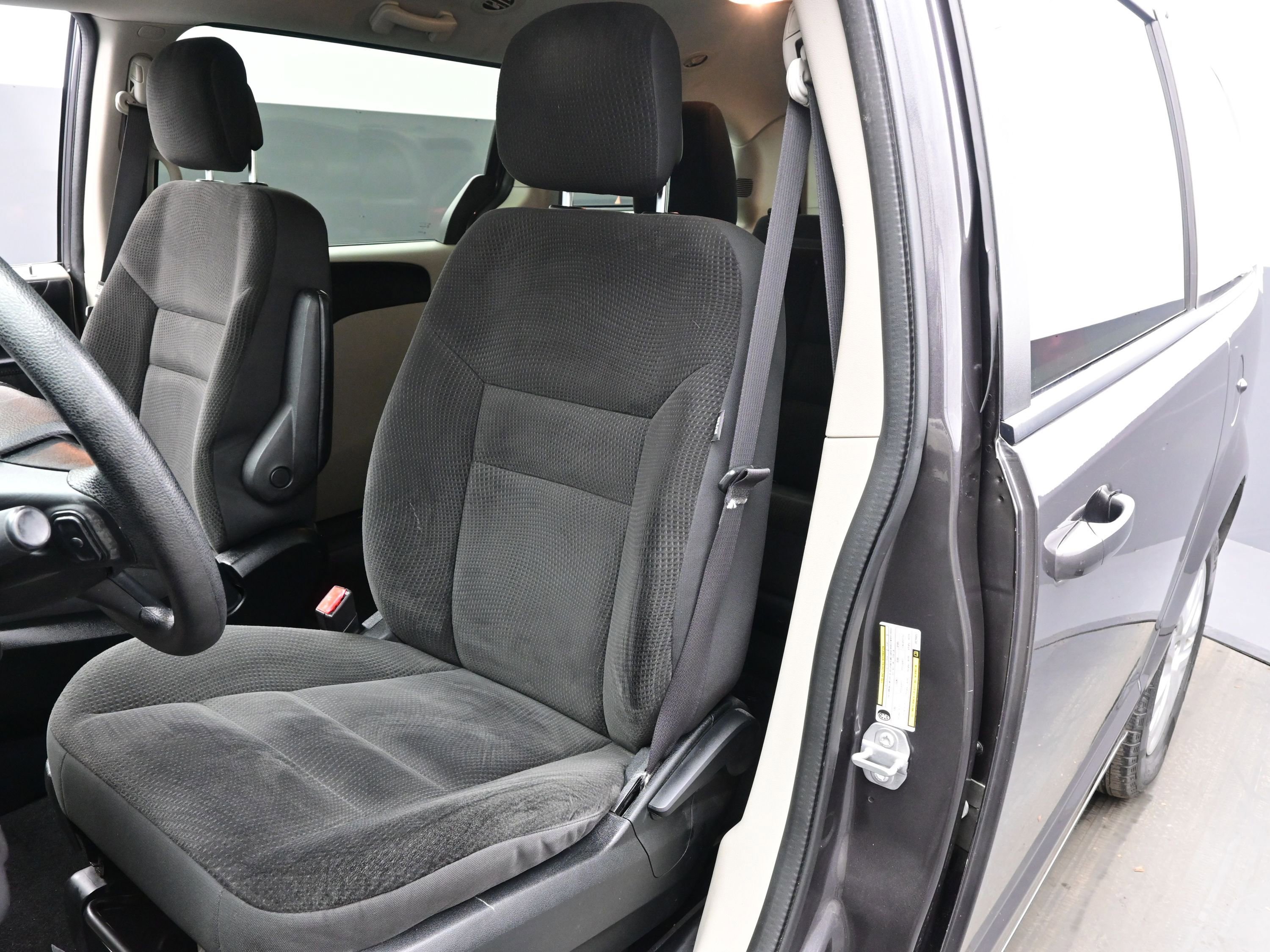 Used 2018 Dodge Grand Caravan SE w/ UConnect Hands-Free Group image 11