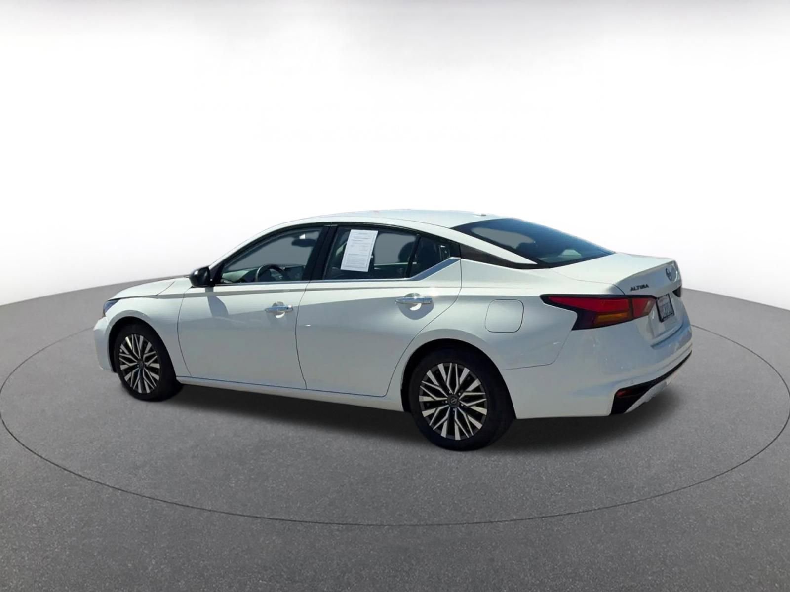Used 2025 Nissan Altima 2.5 SV FWD image 10