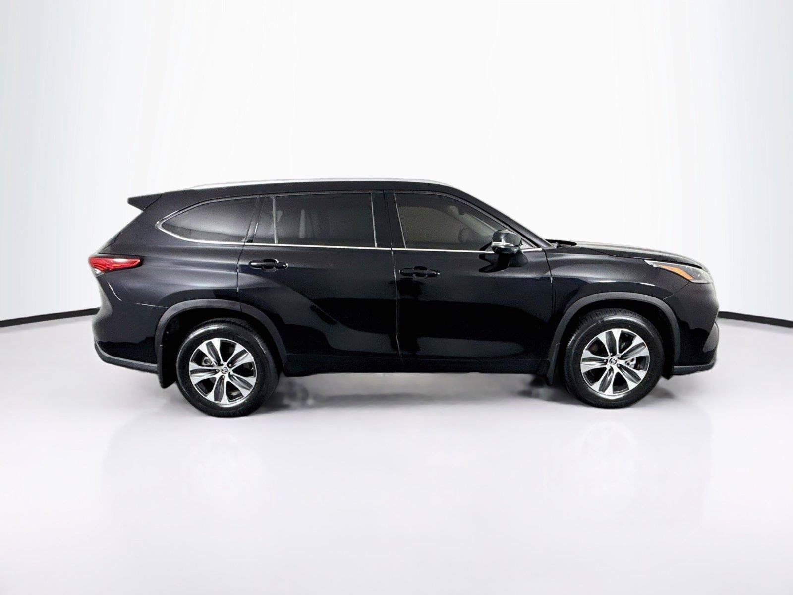 Used 2021 Toyota Highlander XLE AWD/4WD image 10