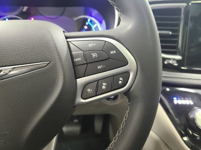 Used 2023 Chrysler Pacifica Limited FWD image 29