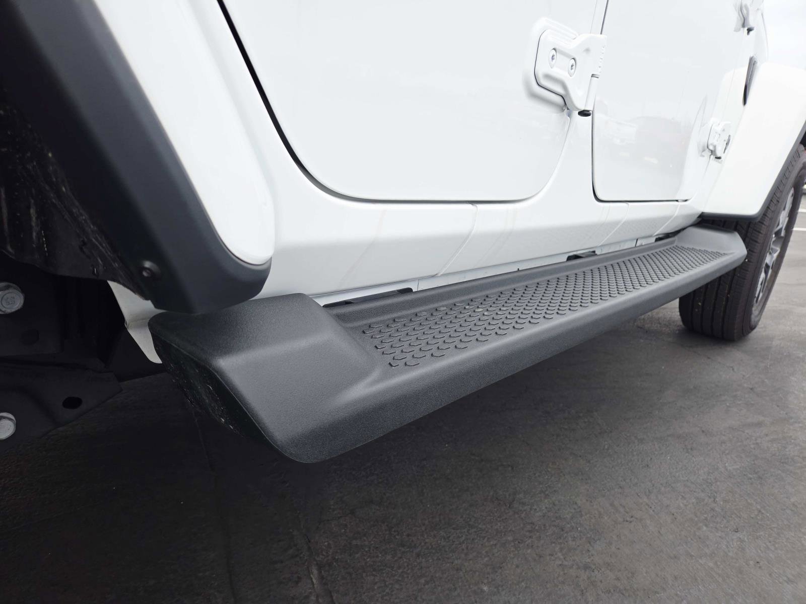 Used 2025 Jeep Wrangler Sahara w/ Safety Group image 19