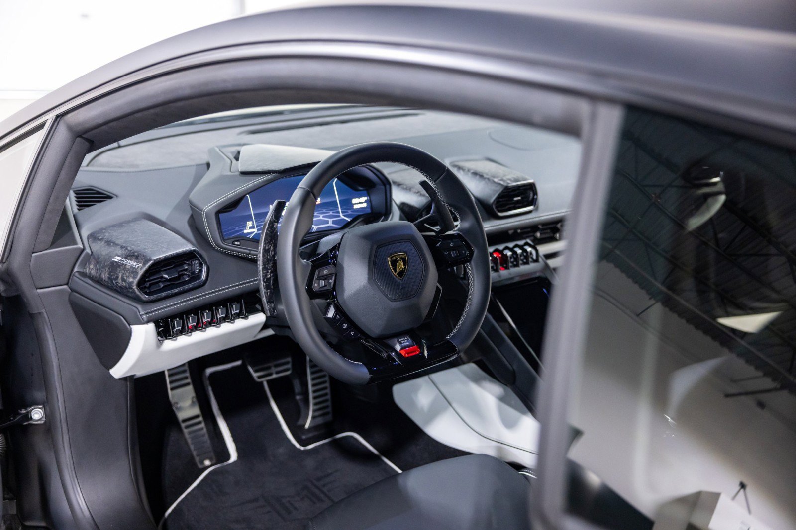 Used 2022 Lamborghini Huracan EVO image 34