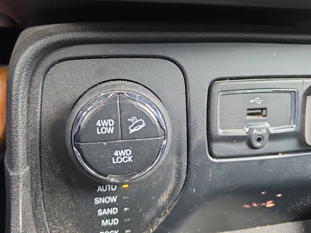 Used 2015 Jeep Renegade Trailhawk w/ Popular Equipment Group AWD/4WD image 30