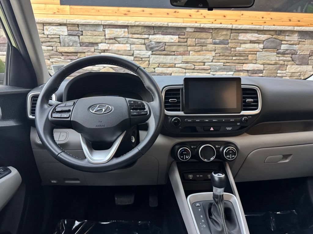 Used 2023 Hyundai Venue SEL FWD image 16