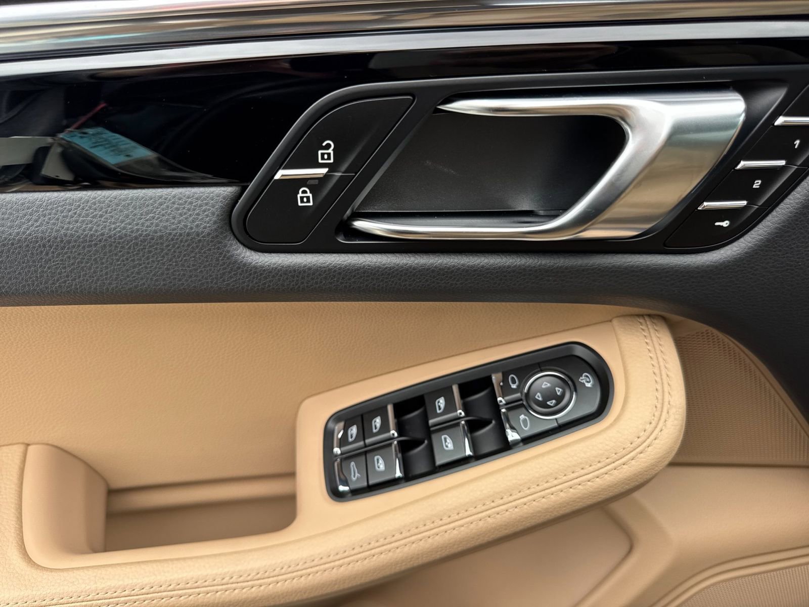 Certified 2025 Porsche Macan image 12