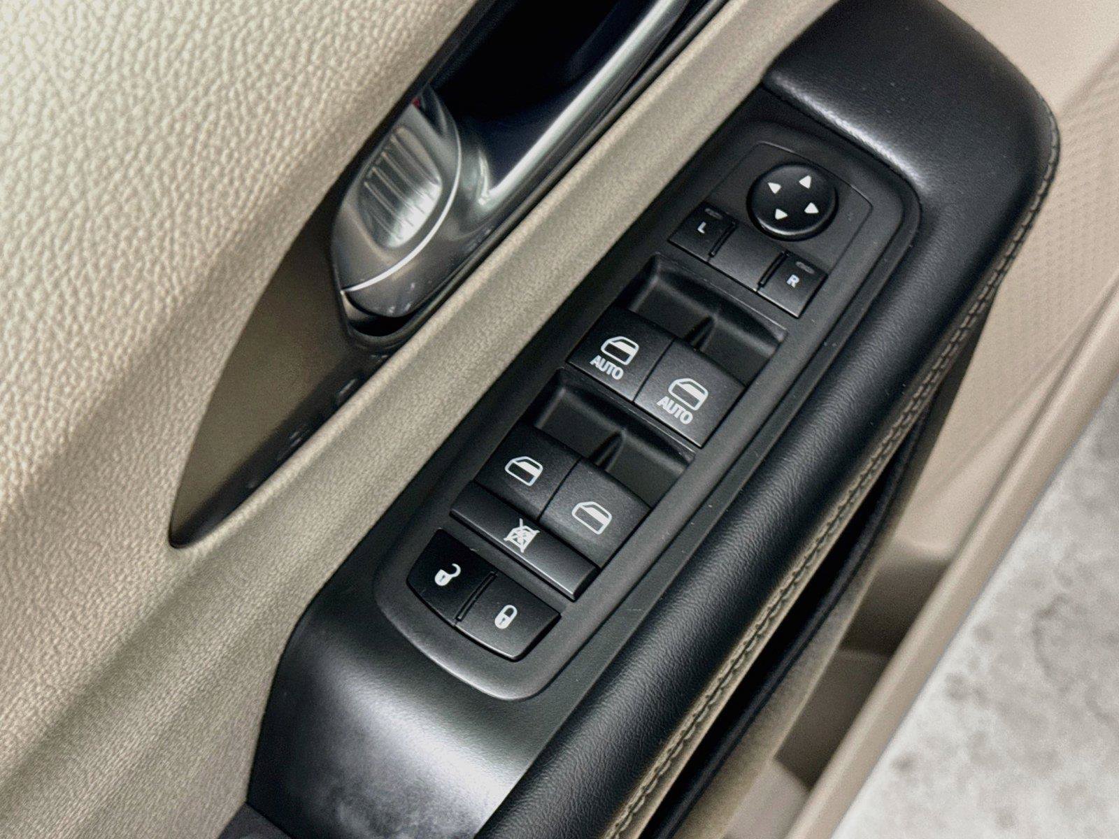 Used 2024 Chrysler Pacifica Touring-L FWD image 20
