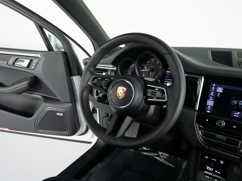 Certified 2025 Porsche Macan image 31