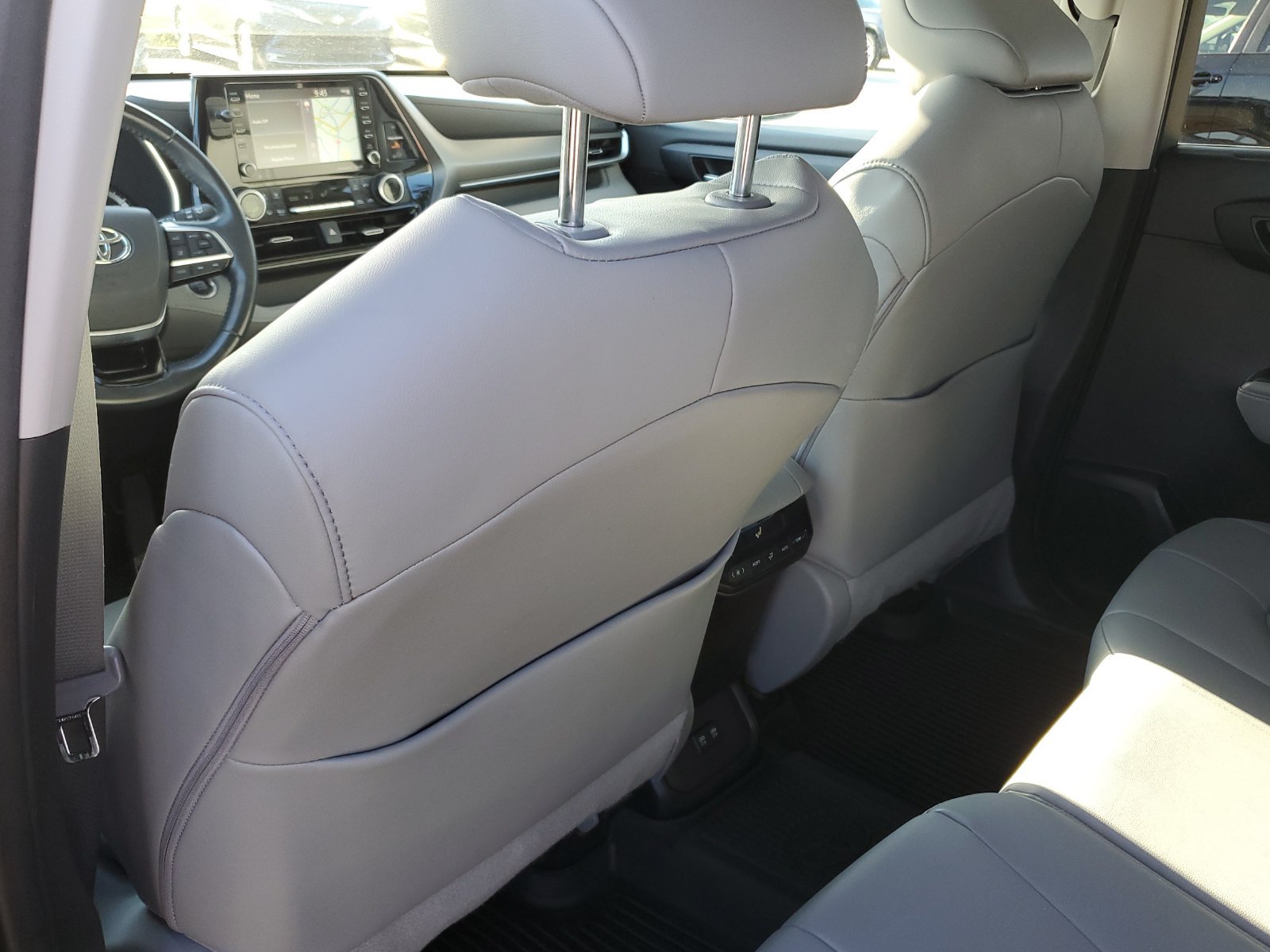 Used 2020 Toyota Highlander XLE AWD/4WD image 14