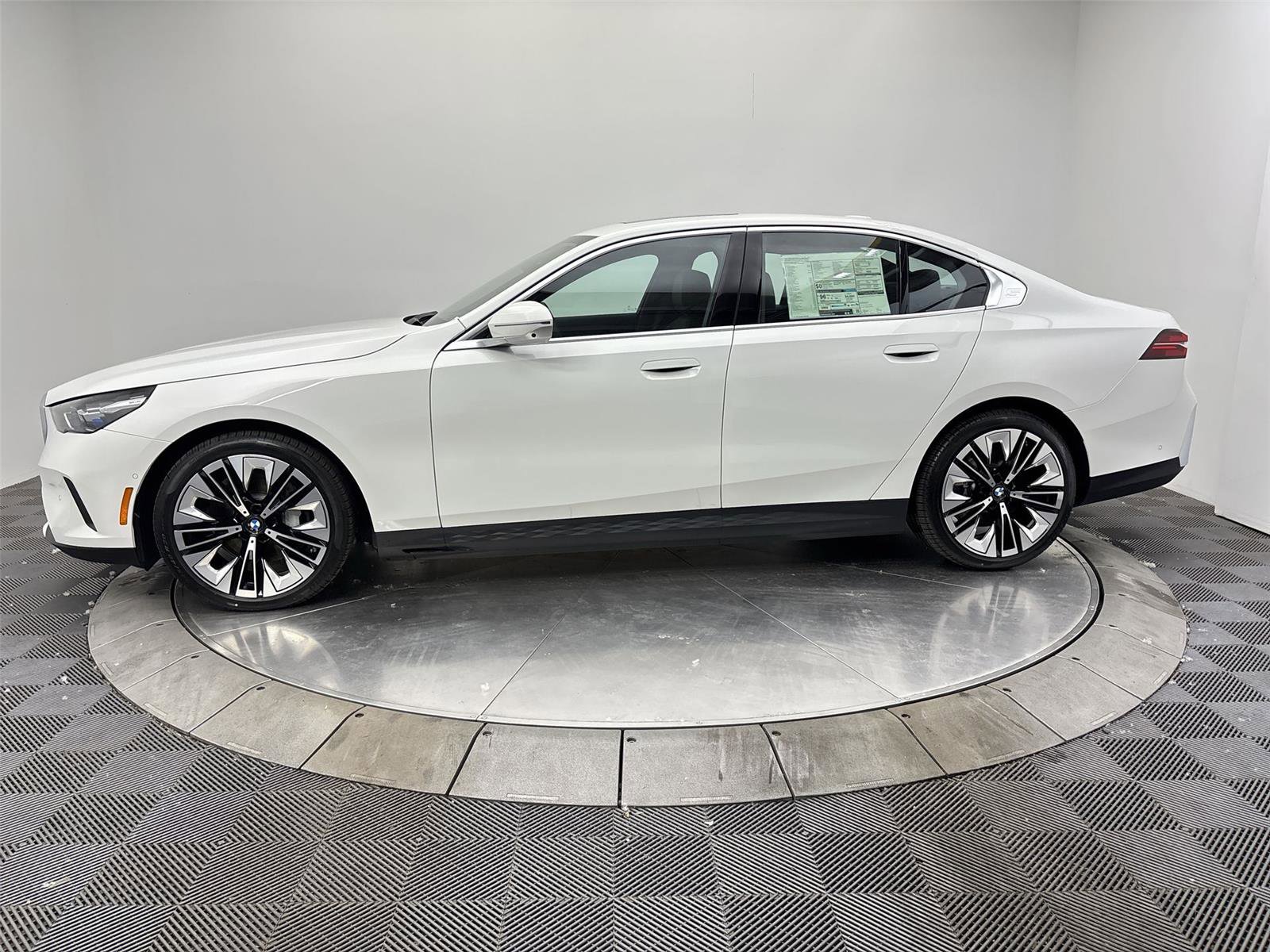 New 2026 BMW i5 eDrive40 AWD/4WD image 16