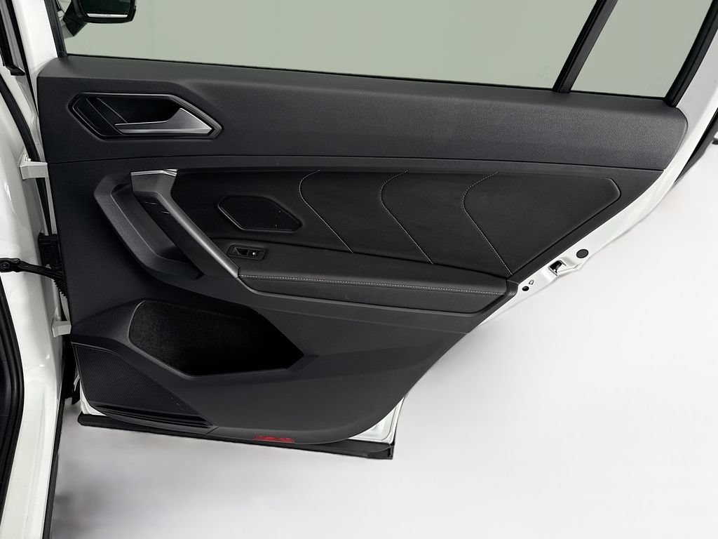 Used 2023 Volkswagen Tiguan SE w/ Panoramic Sunroof Package FWD image 26