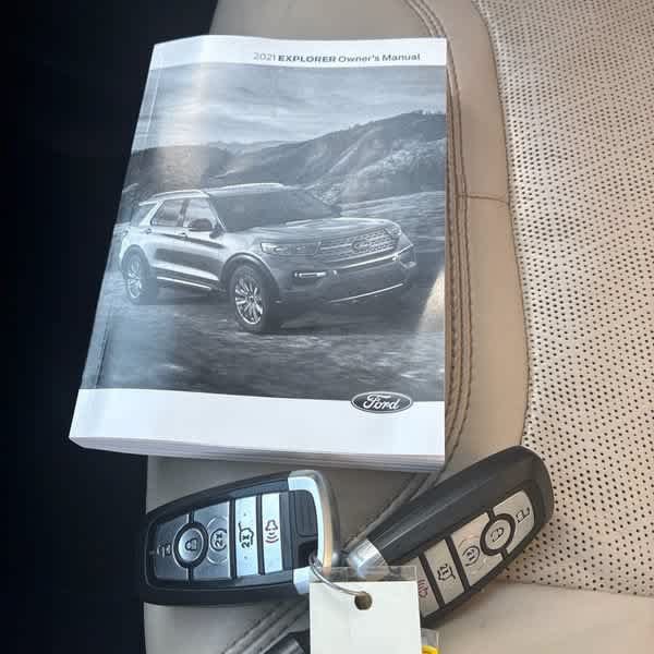Used 2021 Ford Explorer Platinum w/ Equipment Group 601A AWD/4WD image 19