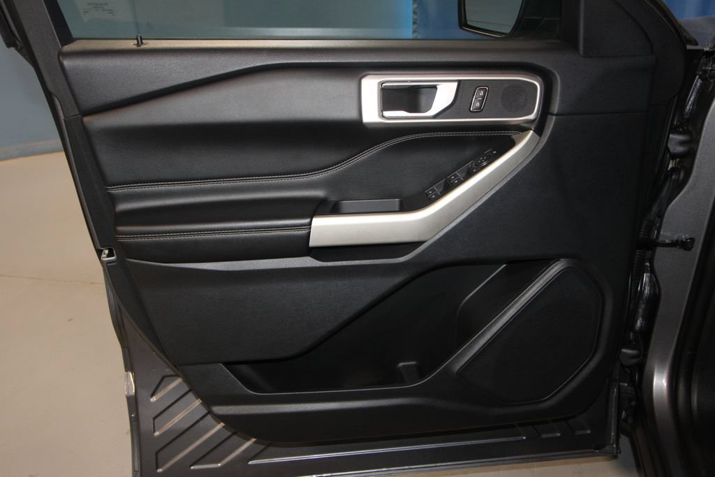 Used 2022 Ford Explorer XLT w/ Equipment Group 202A RWD image 5
